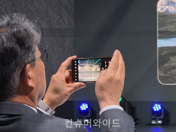 지난 17일 KG모빌리티가 미래 모빌리티로의 전환을 위한 중장기 로드맵을 발표한 가운데, 이날 곽재선 KG그룹 회장이 자신의 스마트폰으로 2번 이나 발표 내용을 촬영했다. ⓒ컨슈머와이드 전휴성 기자