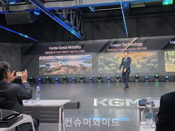 지난 17일 KG모빌리티가 미래 모빌리티로의 전환을 위한 중장기 로드맵을 발표한 가운데, 이날 곽재선 KG그룹 회장이 자신의 스마트폰으로 2번 이나 발표 내용을 촬영했다. ⓒ컨슈머와이드 전휴성 기자