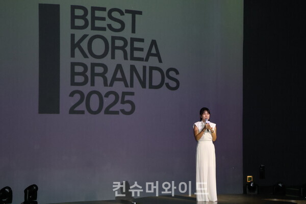 지난 17일 그랜드 워커힐 서울 ‘빛의 시어터’에서 진행된 제 13회 Best Korea Brands 2025(이하 2025년 베스트 코리아 브랜드)’ 컨퍼런스에서 황유진 인터브랜드 글로벌 대표 파트너가 발언을 하고 있다. ⓒ컨슈머와이드 전휴성 기자