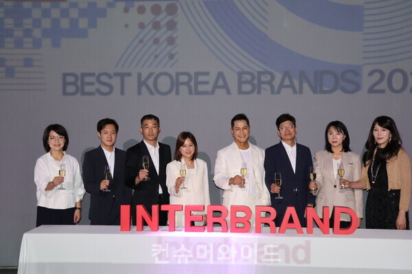 사진 왼쪽부터 야놀자 김현정 CBO / 삼양식품 최의리 상무 / 쿠팡 이창현 상무 / LG전자 김효은 상무 / 인터브랜드 문지훈 글로벌 대표 파트너 / KB국민은행 박진영 상무 / LG이노텍 김윤주 전문위원 / 현대모비스 김은정 팀장. ⓒ컨슈머와이드 전휴성 기자