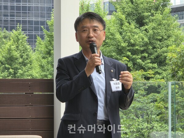 19일 오후 2시 BBQ 청계 광장점 루프탑에서 진행된 상반기 호프데이 행사에서 BBQ 이동영 전무가 발언을 하고 있다. ⓒ컨슈머와이드 강진일 기자