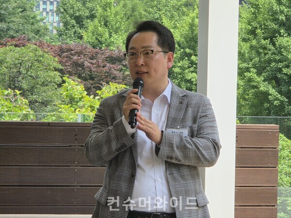 19일 오후 2시 BBQ 청계 광장점 루프탑에서 진행된 상반기 호프데이 행사에서 BBQ 김성우 상무가 발언을 하고 있다. ⓒ컨슈머와이드 강진일 기자