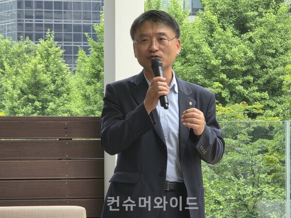 19일 오후 2시 BBQ 청계 광장점 루프탑에서 진행된 상반기 호프데이 행사에서 BBQ 이동영 전무가 발언을 하고 있다. ⓒ컨슈머와이드 강진일 기자