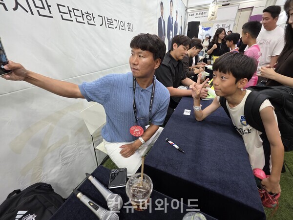 정훈 선수와 미래 대한민국 축구 국가 대표 ⓒ컨슈머와이드 강진일 기자