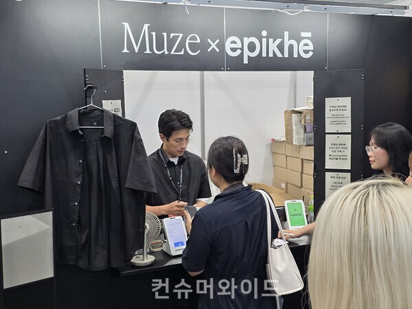 배우 박정민이 무제 부스에서 관람객이 구매한 제품 결제를 하고 있다.  ⓒ컨슈머와이드 강진일 기자