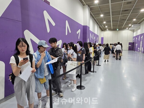박정민의 출판사 ‘무제’ 부스에서 박정민을 보기 위해 기다리고 있는 관람객들 ⓒ컨슈머와이드 강진일 기자