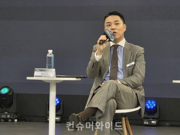 지난 17일 평택 KGM 본사에서 진행된 미래 모빌리티로의 전환을 위한 중장기 로드맵 발표에서 박경준 KGM 국내 사업 본부장이 향후 세일즈&마케팅 전략을 발표하고 있다.  ⓒ컨슈머와이드 DB