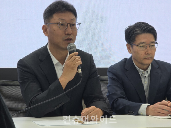 24일 SKT 데일리 브리핑에서 김희섭 PR센터장이 발언을 하고 있다. ⓒ컨슈머와이드 전휴성 기자