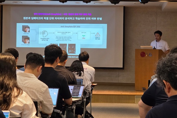 26일 서울 LG서울역빌딩에서 진행된 ‘LG유플러스 AI 보안 기술 설명회’에서 한영섭 LG유플러스 AI기술개발담당이 발표하고 있는 모습 ⓒ 컨슈머와이드 강진일 기자