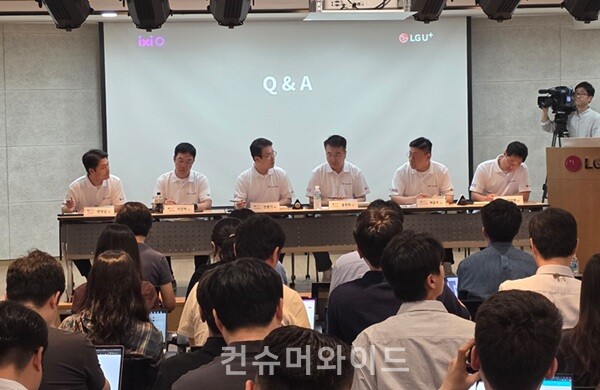 26일 오전 LG유플러스는 서울 LG서울역빌딩에서  ‘LG유플러스 AI 보안 기술 설명회’를 열었다. 사진은 해당 설명회에서 기자들의 질의에 응답하는 LG유플러스 담당들. 사진 왼쪽부터  한영섭, 이진혁, 전병기, 홍관희, 최윤호, 이석영  ⓒ 컨슈머와이드 강진일 기자