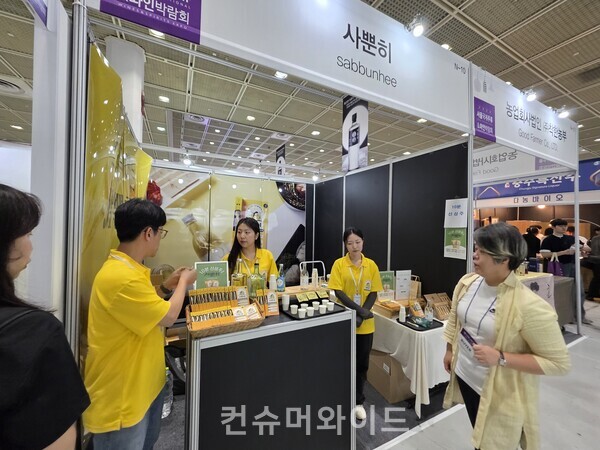 우리두의 사뿐히 부스에서 시음회가 진행중이다.  ⓒ컨슈머와이드 강진일 기자