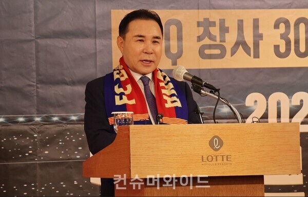 제네시스 BBQ 윤홍근 회장이 지난달 10일 서울 롯데 소공동 호텔에서 진행된BBQ 창사 30주년 기념 FC 바르셀로나 초청 서울 매치 행사 기자 간담회에서 헤댕 내용을 밝히고 있다. ⓒ컨슈머와이드 DB