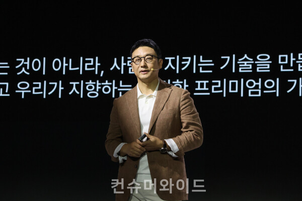 볼보자동차코리아 이윤모 대표가 2일 오전 11시 워커힐 호텔에서 진행된 신형 XC90, S90 론칭 행사에서 발언을 하고 있다. ⓒ컨슈머와이드 전휴성 기자