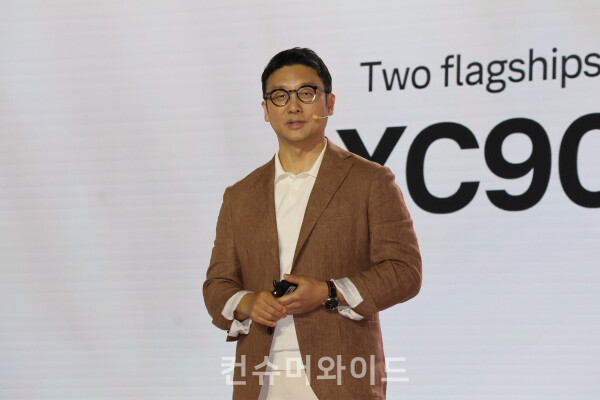 볼보자동차코리아 이윤모 대표가 2일 오전 11시 워커힐 호텔에서 진행된 신형 XC90, S90 론칭 행사에서 발언을 하고 있다. ⓒ컨슈머와이드 전휴성 기자