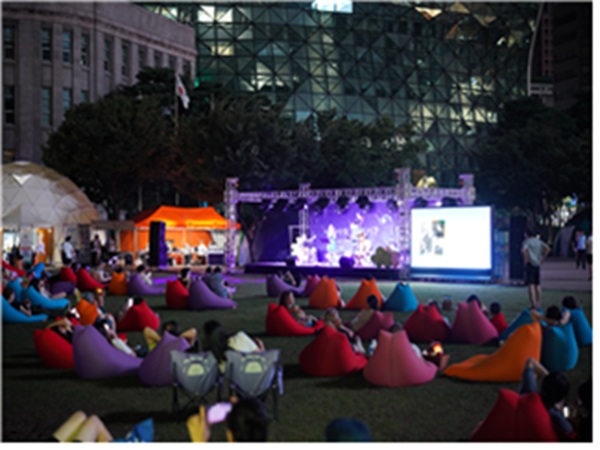 서울야외도서관 야간 행사 을 즐기는 시민 모습 ⓒ 서울시