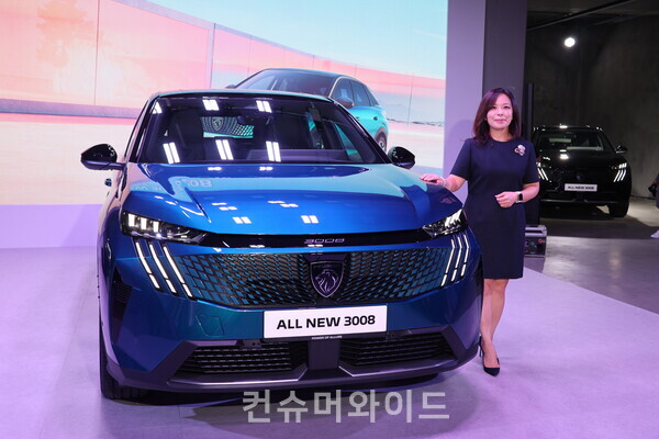 스텔란티스코리아 방실 대표가 올 뉴 푸조 3008 하이브리드 앞에서 포즈를 취하고 있다. ⓒ컨슈머와이드 전휴성 기자