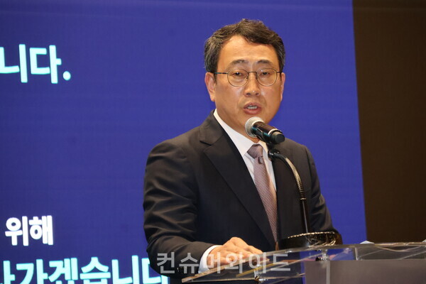 4일 오후 4시 30분 SKT 타워 4층에서 진행된 긴급 기자회견에서 유영상 SKT 대표가 위약금 면제 결정에 대해 설명하고 있다. ⓒ컨슈머와이드 전휴성 기자