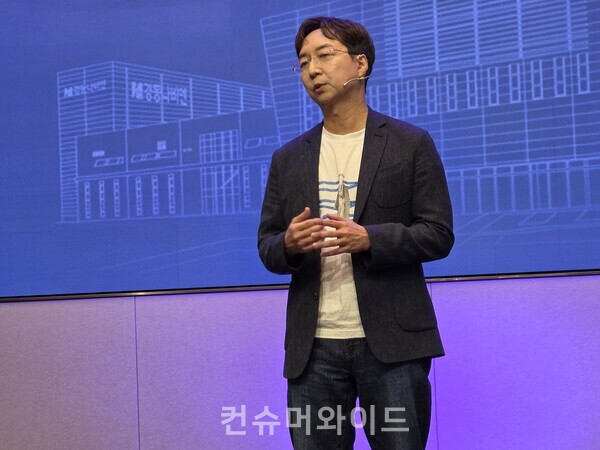 유현준 홍익대학교 건축학부 교수가 지난 16일 조선팰리스 강남 3층 더 그레이트홀에서 진행된 경동나비엔 신제품 발표회에서 기후변화에 따른 ‘제습 환기’의 중요성을 주제로 강연을 하고 있다. ⓒ컨슈머와이드 전휴성 기자