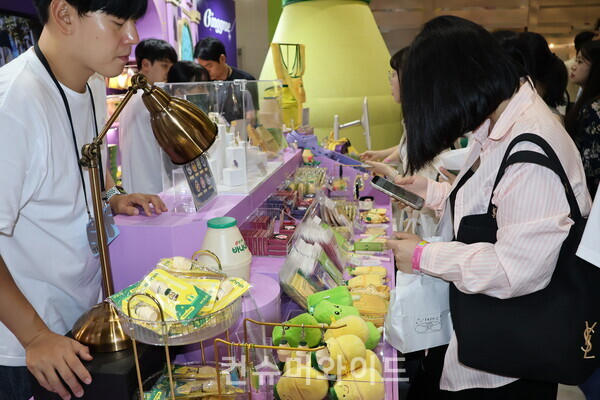 빙그레 부스에서 관람객들이 굿즈를 구경하고 있다. ⓒ컨슈머와이드 전휴성 기자