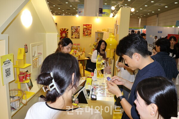 오뚜가 부스에서 관램객들이 굿즈를 구경하고 있다. ⓒ컨슈머와이드 전휴성 기자