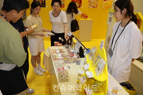 오뚜가 부스에서 관램객들이 굿즈를 구경하고 있다. ⓒ컨슈머와이드 전휴성 기자