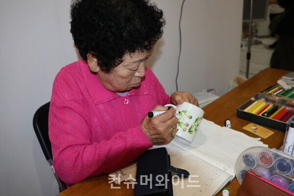 이랑고랑 부스에서 할머지 작가가 작품을 만들고 있다. ⓒ컨슈머와이드 전휴성 기자
