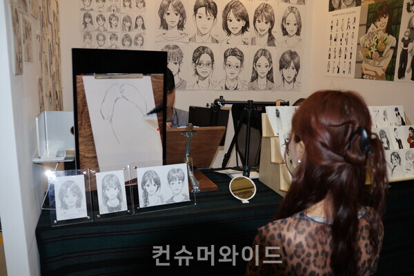 한 작가가 관람객의 초상화를 그리고 있다. ⓒ컨슈머와이드 전휴성 기자