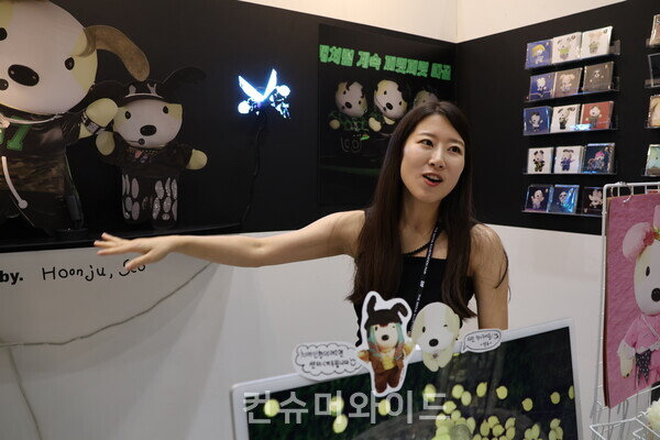 서훈주 작가가 강생구에 대해 설명하고 있다. ⓒ컨슈머와이드 전휴성 기자