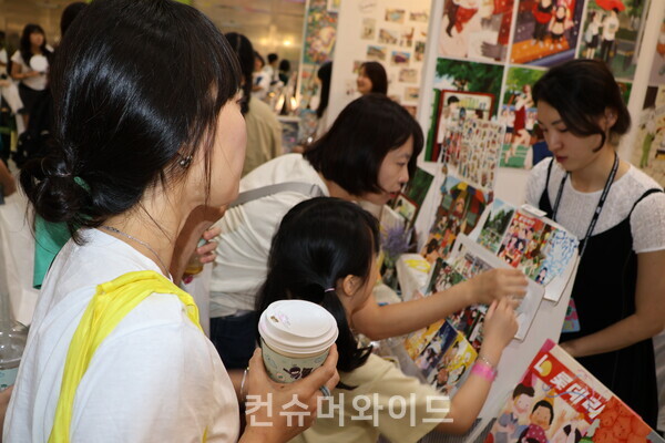 관람객들이 이노리 작가의 작품을 감상하고 있다.ⓒ컨슈머와이드 전휴성 기자
