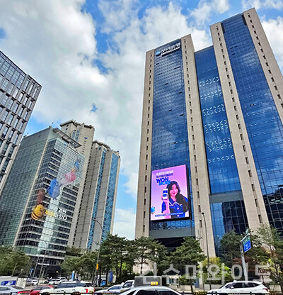 우리금융그룹은 글로벌 ESG 투자 지수인 ‘FTSE4Good’에 신규 편입 소식을 알리며 지속가능경영의 성과를 입증했다고 밝혔다. 사진/우리금융그룹