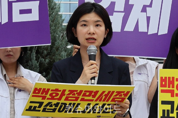 14일 오후 1시 서울행정법원 앞에서 진행한 백화점·면세점의 사용자성 및 교섭 의무 인정을 촉구하는 기자회견에서 서비스연맹 법률원 김주연 변호사가 발언을 하고 있다. ⓒ컨슈머와이드 전휴성 기자