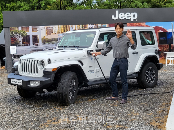 2021년 지프 첫 플러그인 하이브리드 지프 랭글러 4xe 앰버서더로 선정됐던 비(가수, 연기자) ⓒ컨슈머와이드 DB