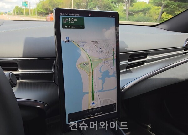 BYD 씰  중앙 스크린 세로 버전, 티맵으로 길 안내 중ⓒ컨슈머와이드 전휴성 기자