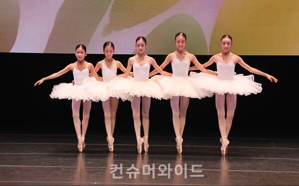 포르쉐의 해외 연수 프로그램 ‘포르쉐 터보 포 드림 – 발레’ 학생들의 공연 ⓒ컨슈머와이드 전휴성 기자