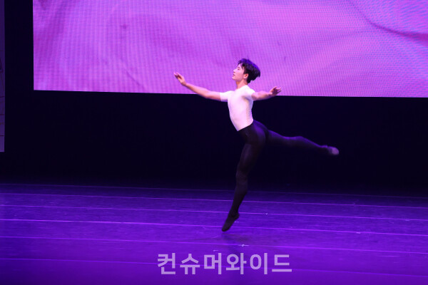 포르쉐의 해외 연수 프로그램 ‘포르쉐 터보 포 드림 – 발레’ 학생들의 공연 ⓒ컨슈머와이드 전휴성 기자