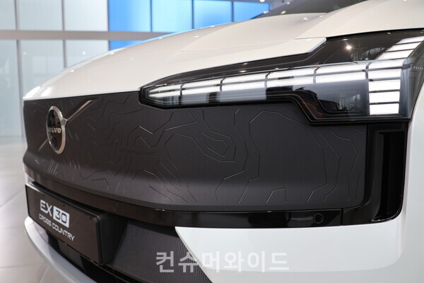 볼보 EX30 CC 매트 블랙 프론트 쉴드 왼쪽에 좌표가 있다. 어느 지역인지 궁금증을 유발한다. ⓒ컨슈머와이드 전휴성 기자