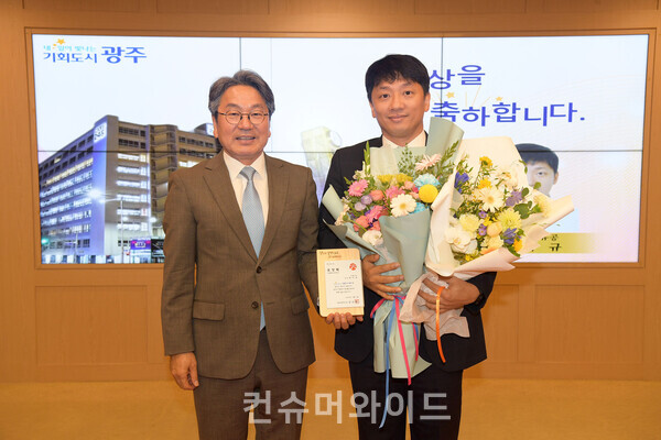 최이규 쿠팡 물류정책팀 상무(오른쪽)와 강기정 광주광역시장이 3일 오전 광주광역시청에서 열린 유공자 표창 수여식에서 기념 촬영을 하고 있다. ⓒ 쿠팡