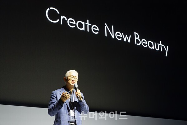 아모레퍼시픽 그룹 서경배 회장이 80주년 창립기념식에서 중장기 비전을 선포하고 있다. ⓒ아모레퍼시픽 그룹