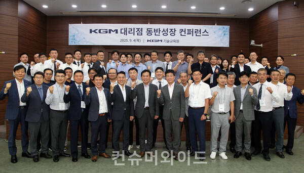 KGM 황기영 대표이사(사진 앞줄 왼쪽에서 여덟 번째) 및 대리점 대표 등 행사 참가자들이 동반성장 결의를 다지며 기념촬영을 하고 있다. ⓒKGM