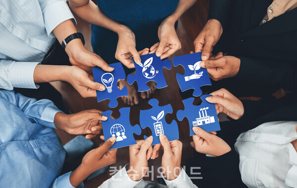 ESG 경영의 일환으로 친환경 재생에너지를 확보하고, 노인 돌봄 분야에서 디지털 기반을 확대하기 위해 업무협약을 맺었다. ⓒ어도비 스톡 유료 이미지/ 컨슈머와이드