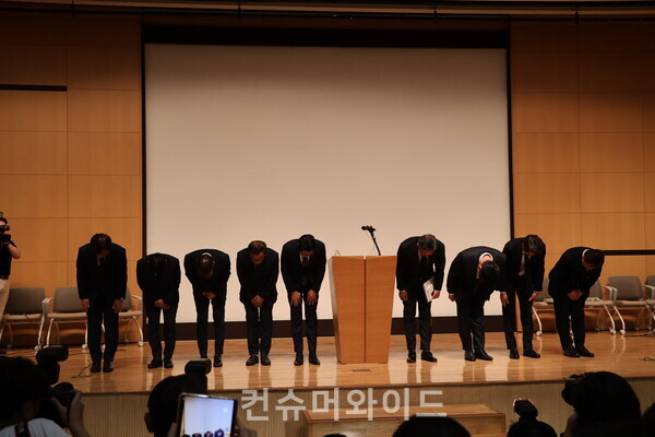 18일 오후 1시 30분 해킹 사고로 고객 정보 유출이 확인되자 조좌진 대표 등 롯데카드 임원들이 대국민 사과를 하고 있다. ⓒ컨슈머와이드 전휴성 기자