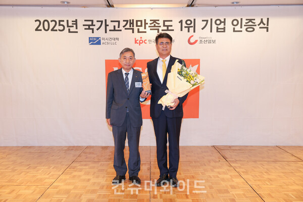 오뚜기가 「2025 국가고객만족도조사(NCSI)」에서 '라면부문' 1위로 선정됐다. 오뚜기라면 이신혁 사장(왼쪽 두번째)이 지난 17일 서울시 중구 롯데호텔 서울에서 열린 「2025 국가고객만족도조사(NCSI)」시상식에 참석해 조선일보 홍준호 대표이사(왼쪽 첫번째)와 기념 촬영을 하고 있다. ⓒ 오뚜기