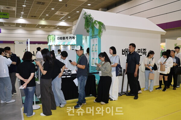 퀴즈 이벤트를 기다리는 관람객들ⓒ컨슈머와이드 전휴성 기자