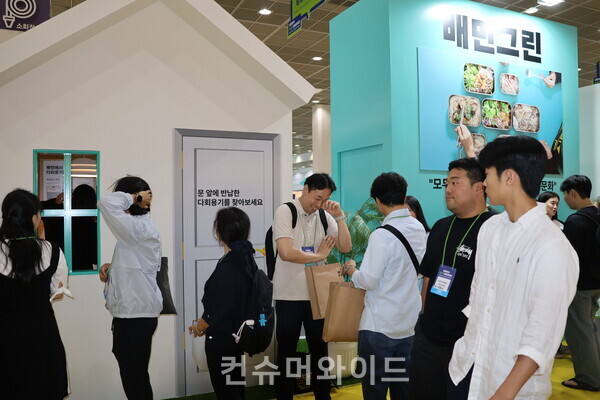 퀴즈 이벤트를 기다리는 관람객들ⓒ컨슈머와이드 전휴성 기자