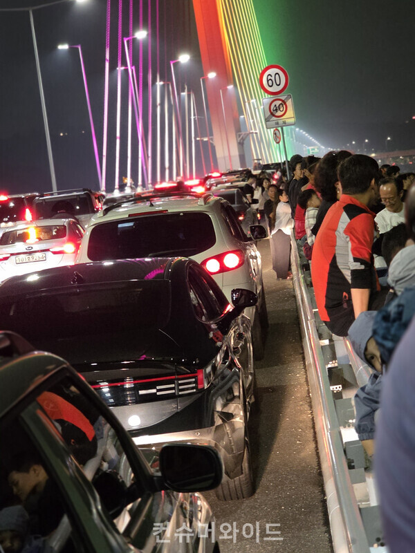 27일 밤 서울 세계불꽃축제가 진행된 가운데, 한강 교량에서는 불꽃을 보려고 불법 주정차하는 차들로 정체가 발생했다. ⓒ 컨슈머와이드 강진일 기자