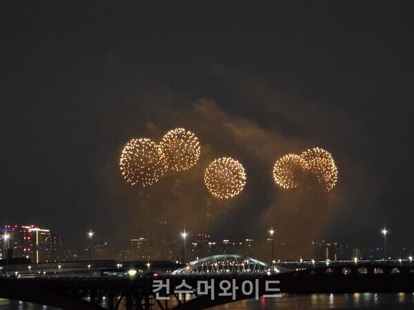 27일 밤 진행된 서울 세계불꽃축제 ⓒ 컨슈머와이드  강진일 기자