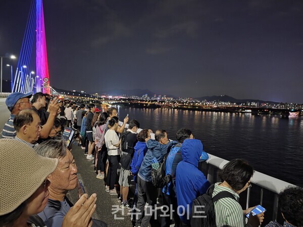 27일 밤 서울 세계불꽃축제를 구경하려고 월드컵 대교 위에 몰려든 사람들 ⓒ 컨슈머와이드 강진일 기자