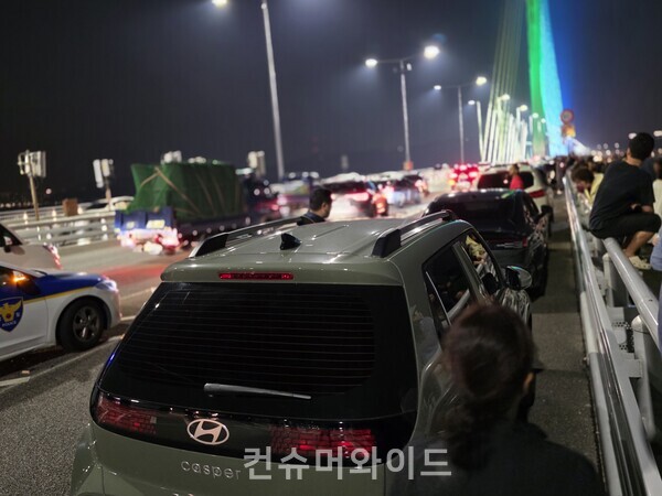 경찰이 출동했는데도 불법주정차하고 있는 차들 ⓒ 컨슈머와이드 강진일 기자