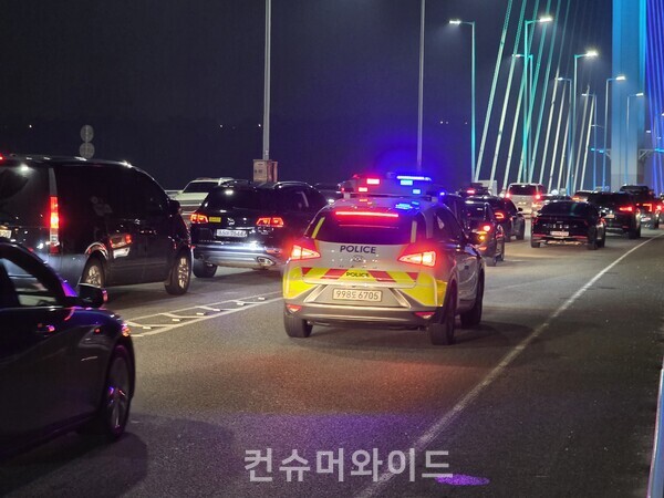 이날 경찰차가 두 대나 출동하고 나서야 불법 주정차 차 문제가 해결되기 시작했다. ⓒ컨슈머와이드 강진일 기자