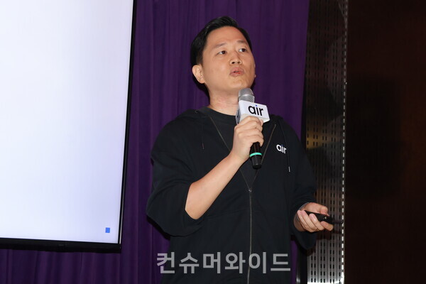 1일 SKT는 오전 10시 T팩토리 성수에서 진행된 에어 통신서비스 론칭 미디어 행사에서 이윤행 SKT air기획팀장이 에어 서비스를 설명하고 있다. ⓒ컨슈머와이드 전휴성 기자